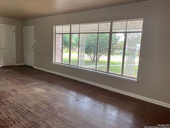 5th image of 131 OAK KNOLL DR