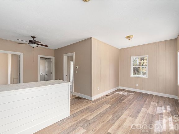 4th image of 448 Sand Hill Rd