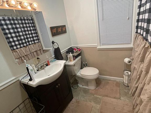 2nd image of 462 S Elm St