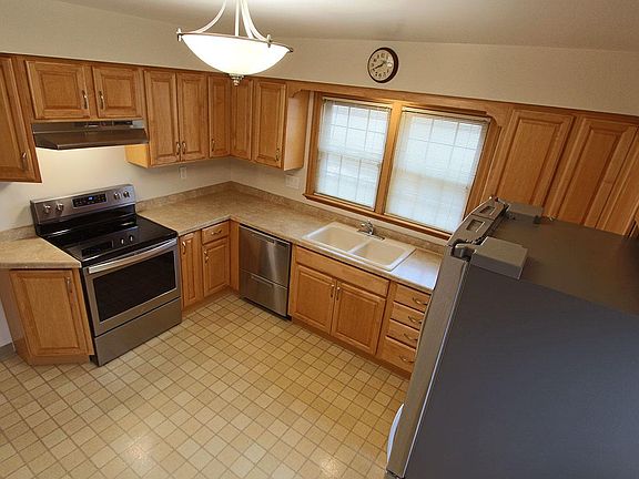 Large Eat-In Kitchen