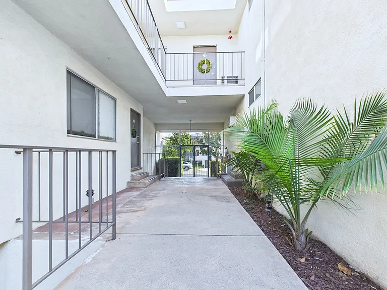Oasis Apartments — Photo 5