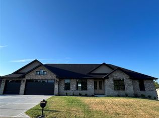 120 Stonebridge Bluff Dr, Maryville, IL 62062