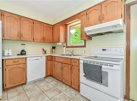 3rd image of 167 Harvard Rd