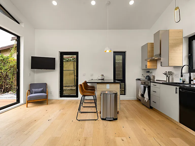 5204 1/2 E Baltimore St — Photo 13