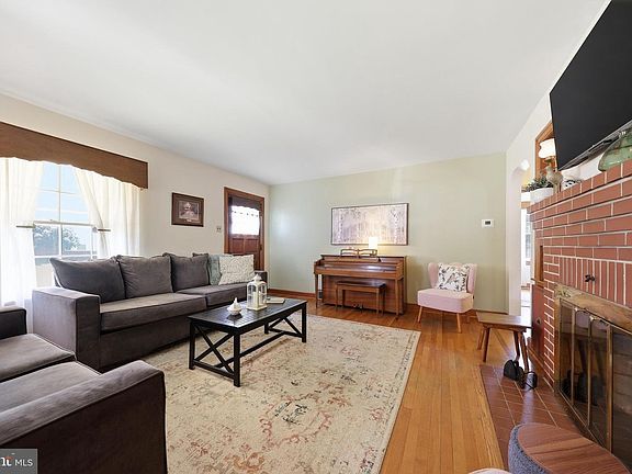 4th image of 19 Norva Ave