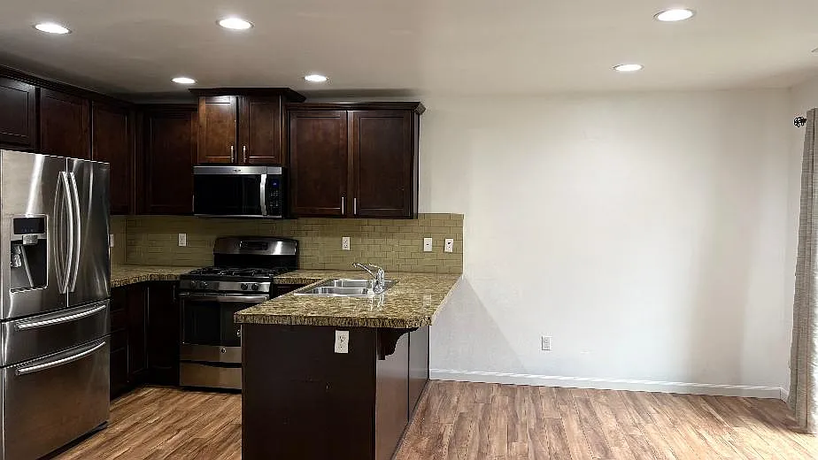 4 bed, 2.5 bath, 2800 sqft, $2,800 — Photo 3