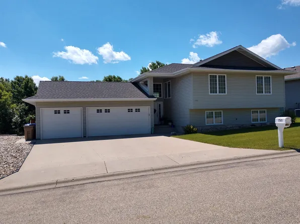 1521 Golden Valley Ln, Minot, ND 58703