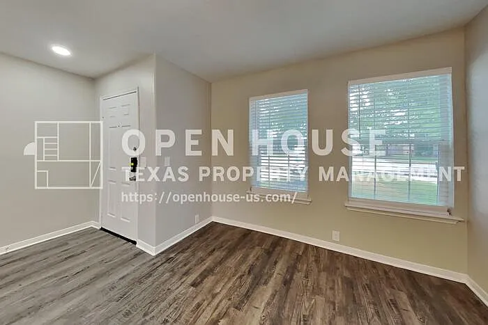4 bed, 2.5 bath, 2400 sqft, $2,495 — Photo 4