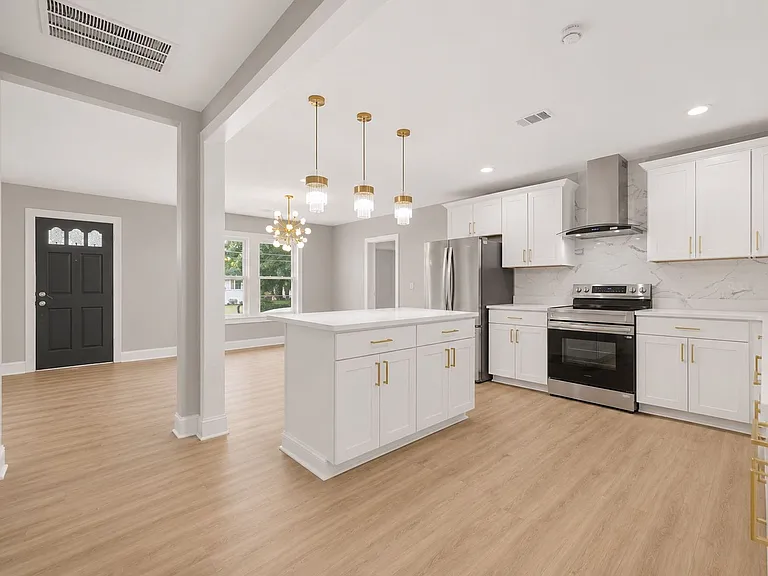 1658 Temple Ave — Photo 10