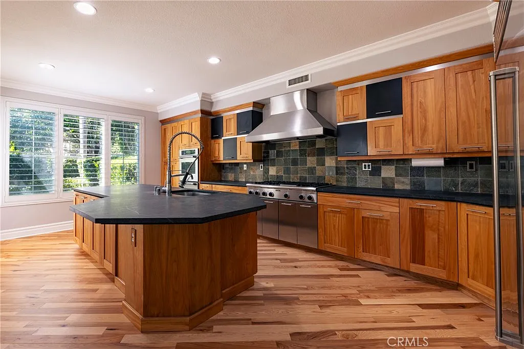 4 bed, 2.5 bath, 2455 sqft, $9,995 — Photo 4