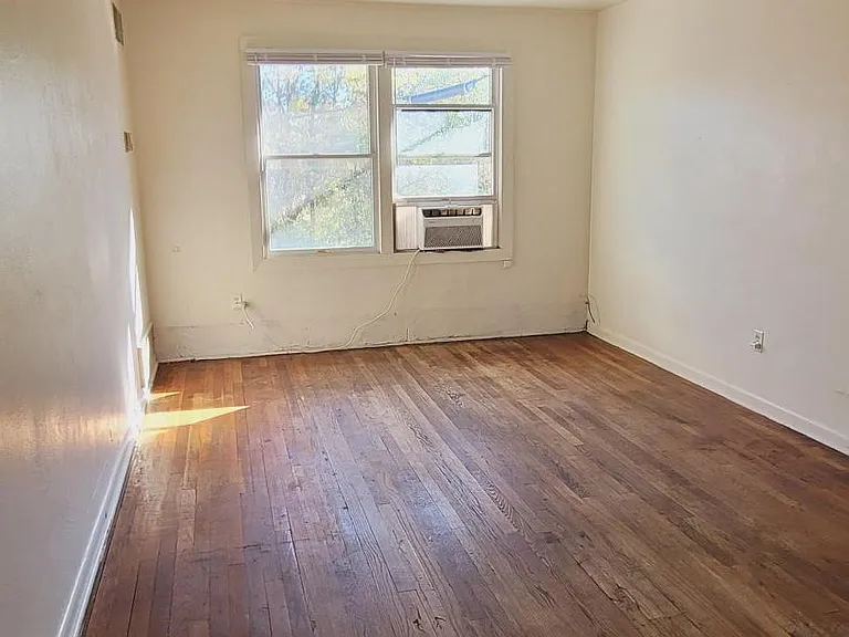 403 W Freeman St #13 — Photo 1