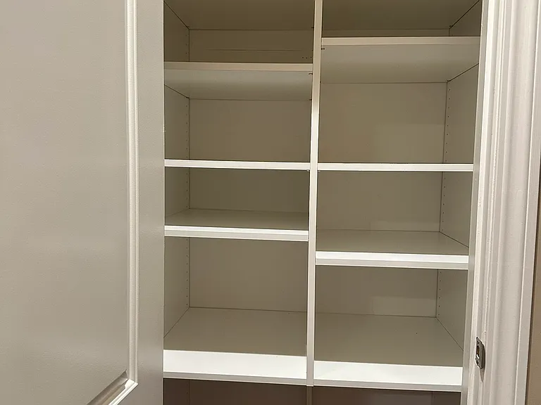 Primary bedroom - linen closet