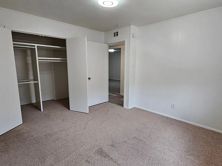 2420 Louise St — Photo 37