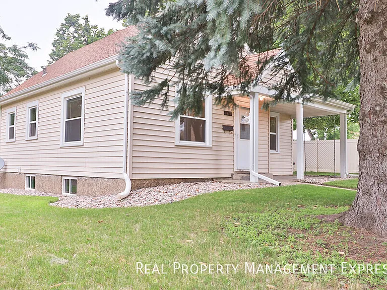 1412 W 17th St — Photo 3
