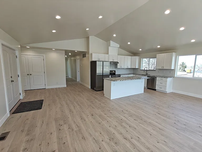 6662 S Highland Dr #B — Photo 2