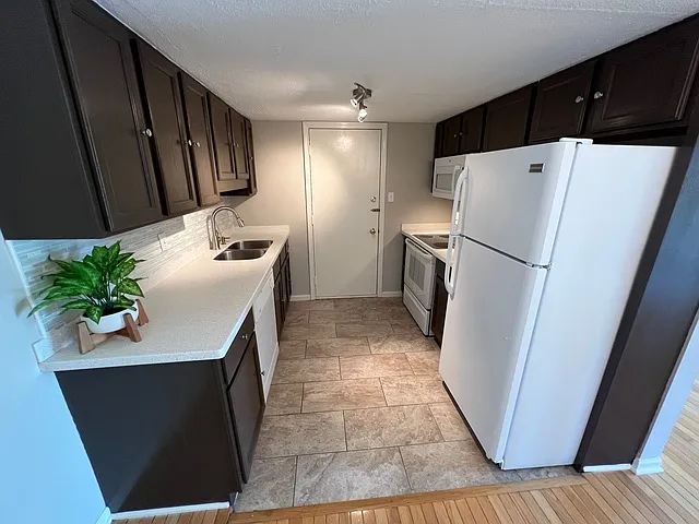 2 bed, 1100 sqft, $2,000 — Photo 2