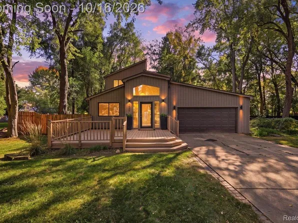 5445 Savoy Dr, Waterford, MI 48327