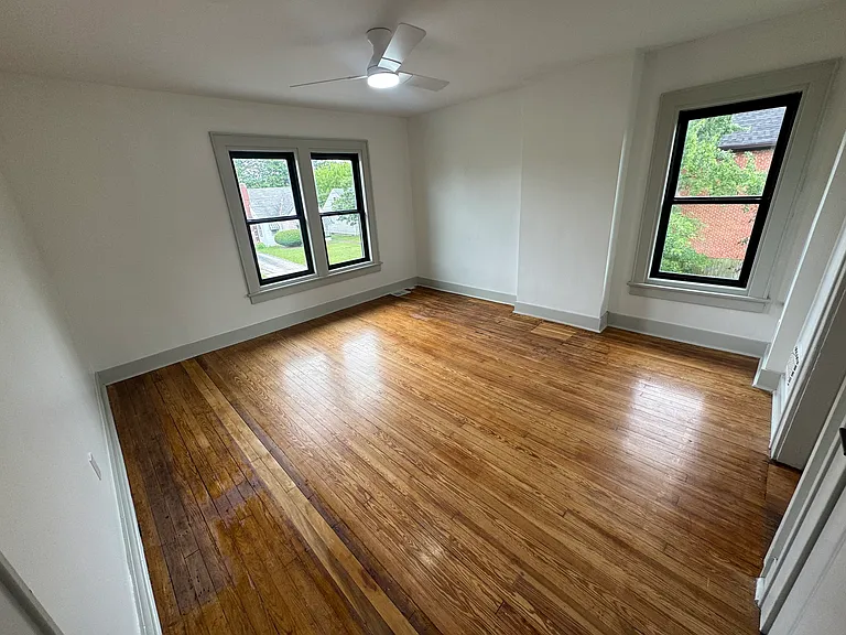 Spacious primary bedroom!