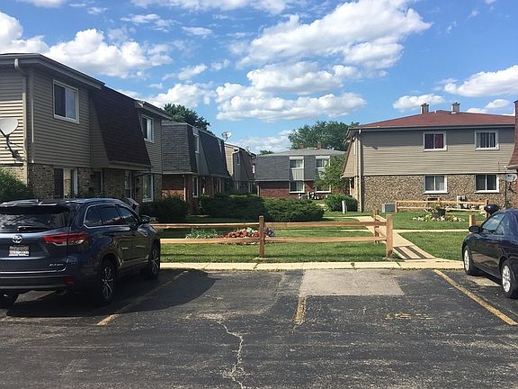 3rd image of 142 Surrey Dr