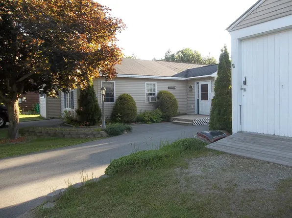 12 York St, Solon, ME 04979