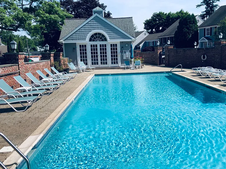 11 Pond Ln #11 — Photo 2