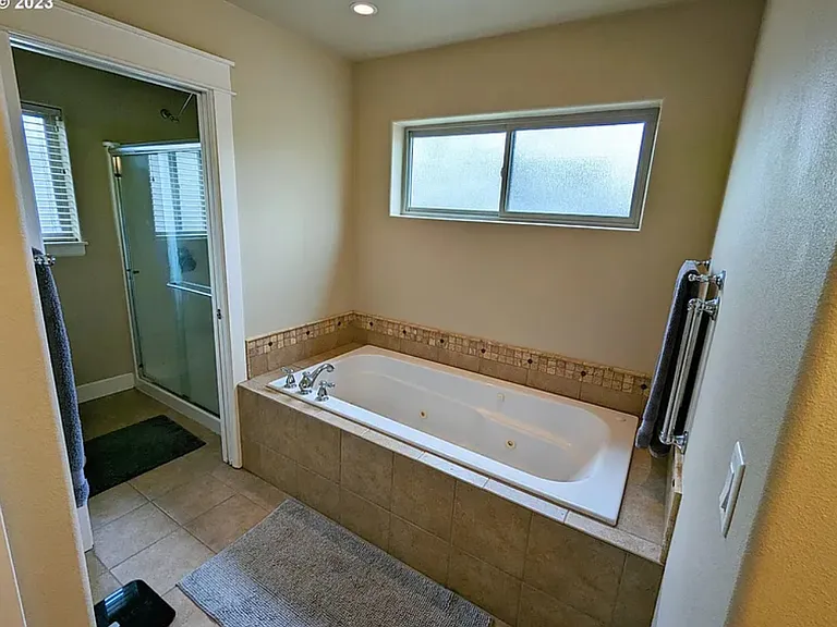 1302 SE 194th Pl — Photo 11