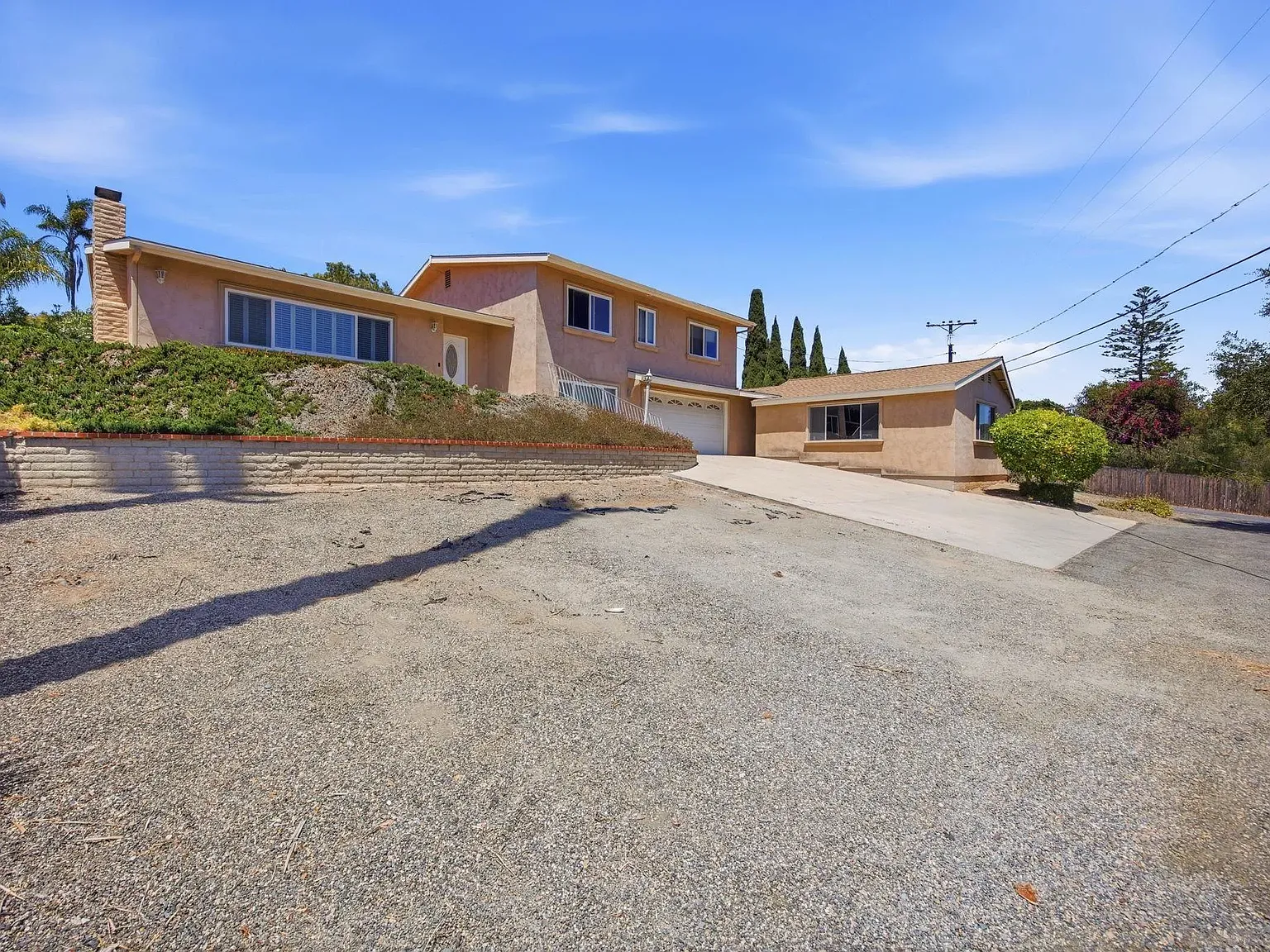 5 bed, 3.0 bath, 3382 sqft, $5,900 — Photo 2