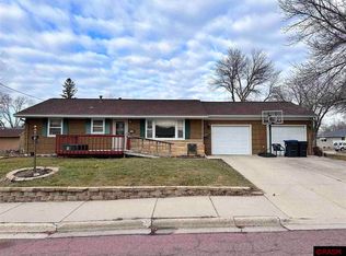302 Emerson Ln, Mankato, MN 56001