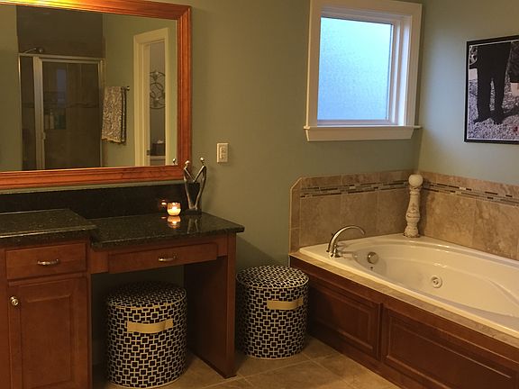 Master with jacuzzi tub