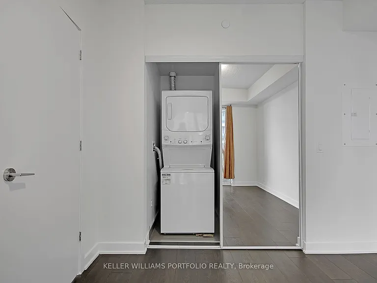 2221 Yonge St #1106 — Photo 21