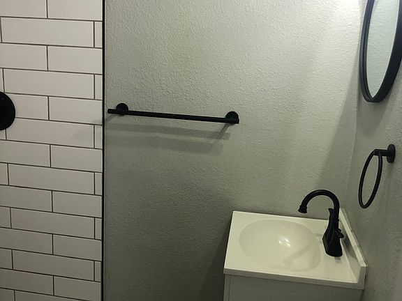 3/4 bath with linen shelfs