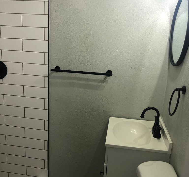 3/4 bath with linen shelfs