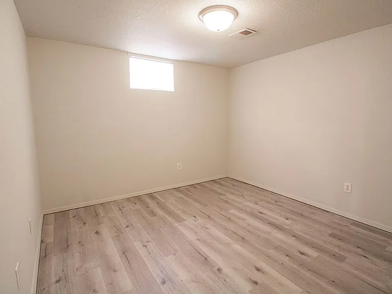 1005 W Ash St — Photo 24