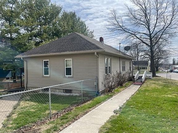 3rd image of 3301 Grand Ave