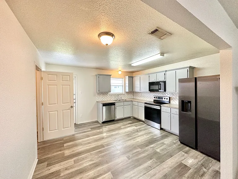3900 Bolivar Dr — Photo 6