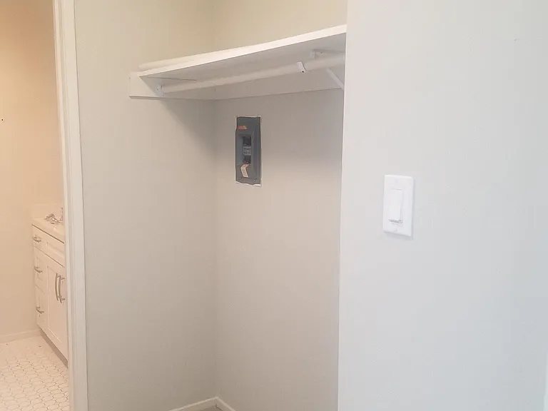Jr one bedroom Pine St side