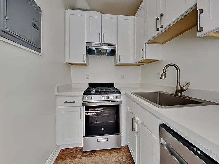 832 Erie St — Photo 5