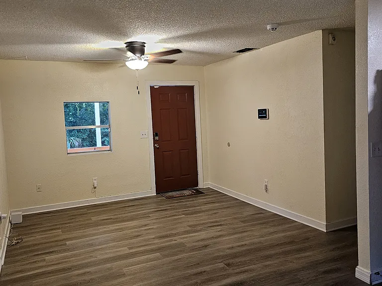 305 E Lake St — Photo 28