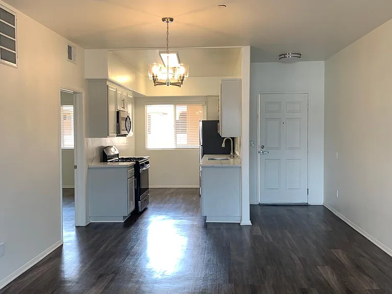 Vinton Court Apartments — Photo 24