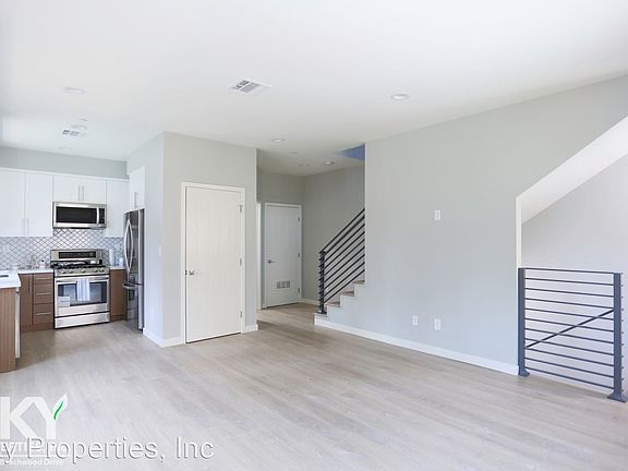 2nd image of 1242 N Beachwood Dr #7463467