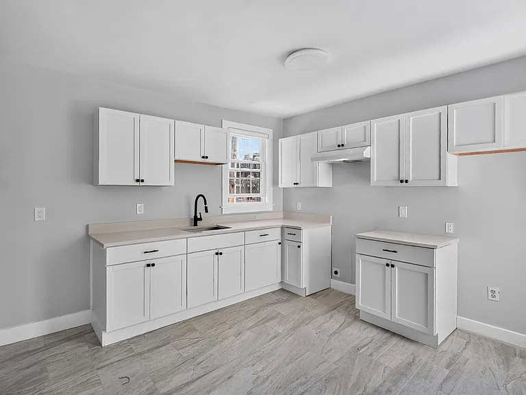 395 Crown St — Photo 1