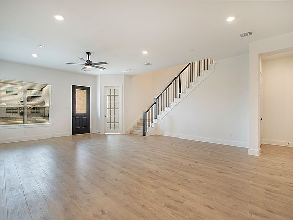 3rd image of 1308 Eureka Springs St