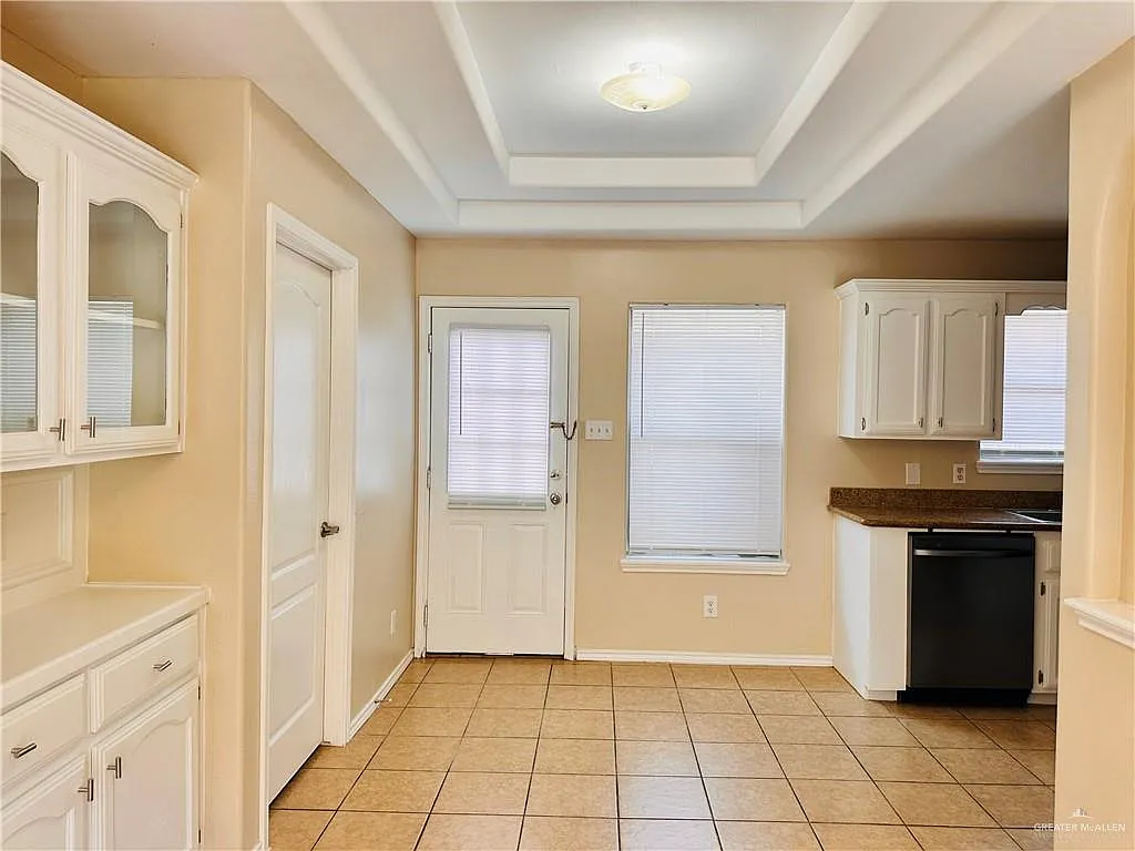 3 bed, 2.0 bath, 1092 sqft, $1,300 — Photo 4