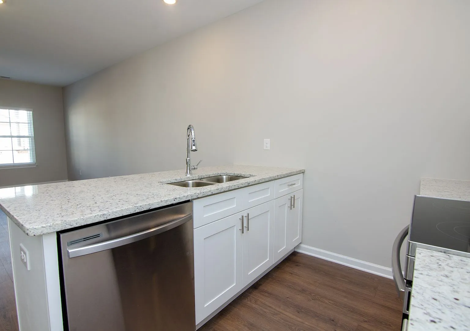 North Columbia Rental — Photo 3