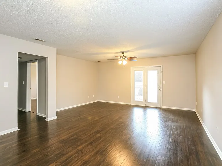 9761 Trail Dr — Photo 7