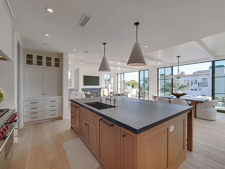2820 Bayview Dr — Photo 8