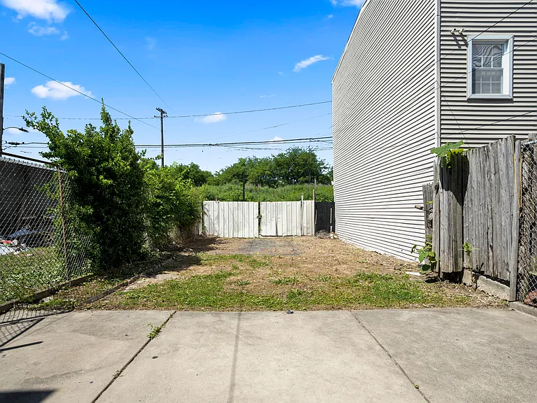 2706 E Somerset St — Photo 31