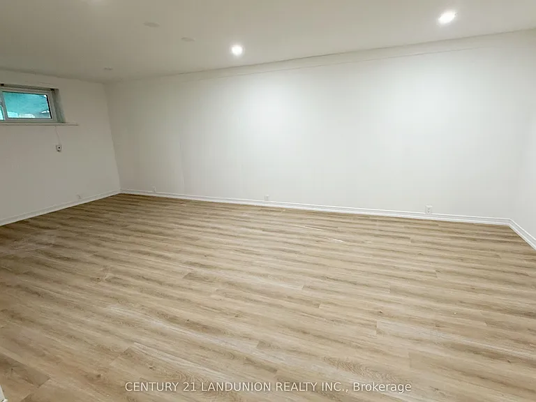 422 Lynett Cres — Photo 7