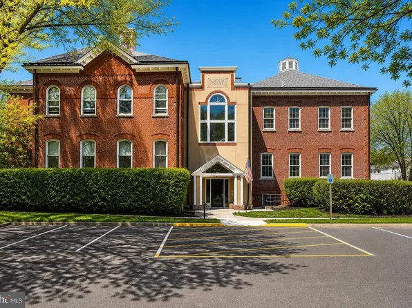 5 Academy Ct, Pennington, NJ 08534