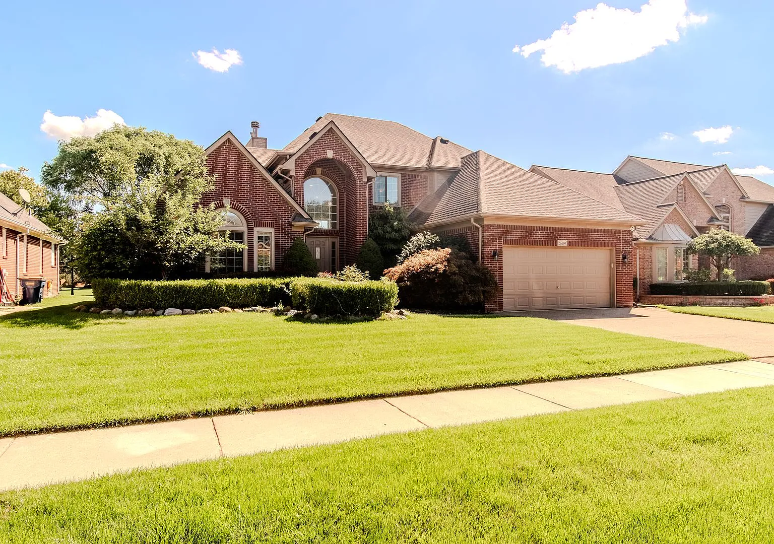Stunning 4-Bedroom, 2-Bathroom, Full Equipped Kitchen, Washer and Dryer, Fully Finished Basement ... — Photo 2